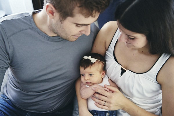 Famille avec bébé, moments tendres, photographie de famille.